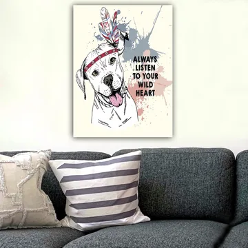 Canvastavla 70x100 cm - Glad hund med fjädrar och en band runt huvudet som uppmanar till att lyssna på sitt vilda hjärta - Vit / Röd / Blå - Inredning - Tavlor & posters - Canvastavla