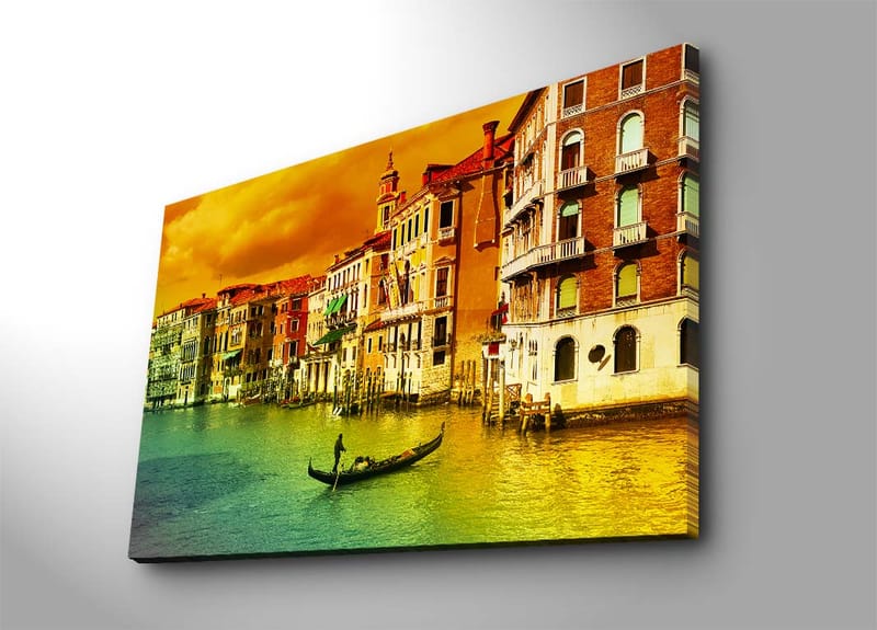 Canvastavla 70x100 cm - Gondol som glider fram genom en kanal omgiven av färgglada byggnader i Venedig - Guld / Grön / Röd - Inredning - Tavlor & posters - Canvastavla