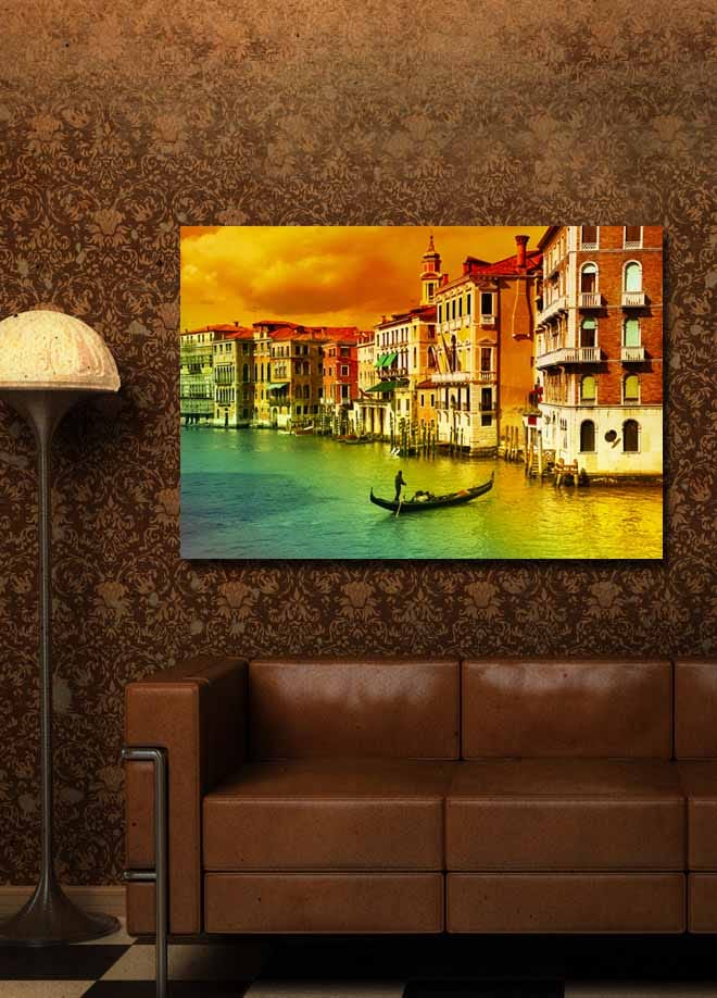 Canvastavla 70x100 cm - Gondol som glider fram genom en kanal omgiven av färgglada byggnader i Venedig - Guld / Grön / Röd - Inredning - Tavlor & posters - Canvastavla