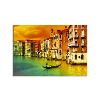 Canvastavla 70x100 cm - Gondol som glider fram genom en kanal omgiven av färgglada byggnader i Venedig - Guld / Grön / Röd - Inredning - Tavlor & posters - Canvastavla