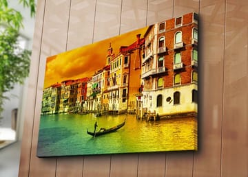 Canvastavla 70x100 cm - Gondol som glider fram genom en kanal omgiven av färgglada byggnader i Venedig - Guld / Grön / Röd - Inredning - Tavlor & posters - Canvastavla