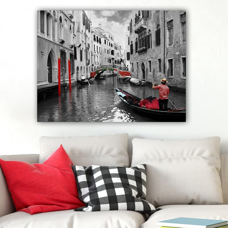 Canvastavla 70x100 cm - Gondoljär navigerar genom en venetiansk kanal med färgglada detaljer i en svartvit miljö - Röd / Grön / Svart - Inredning - Tavlor & posters - Canvastavla