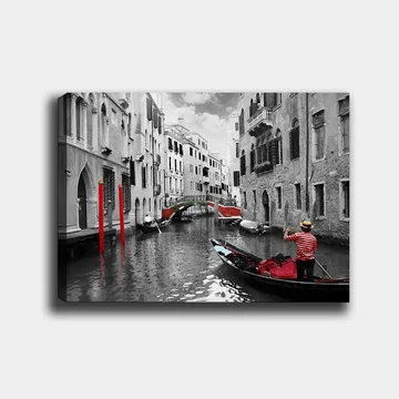 Canvastavla 70x100 cm - Gondoljär navigerar genom en venetiansk kanal med färgglada detaljer i en svartvit miljö - Röd / Grön / Svart - Inredning - Tavlor & posters - Canvastavla