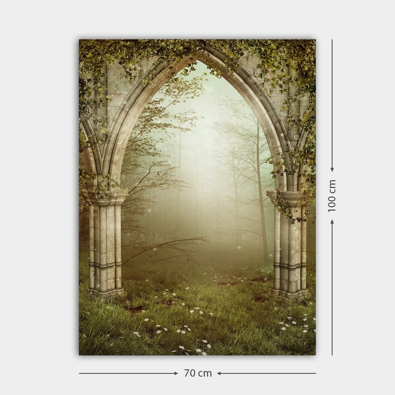 Canvastavla 70x100 cm - Gotisk portal omgiven av grönska och dimma i en mystisk skogsmiljö - Grå / Grön / Beige - Inredning - Tavlor & posters - Canvastavla