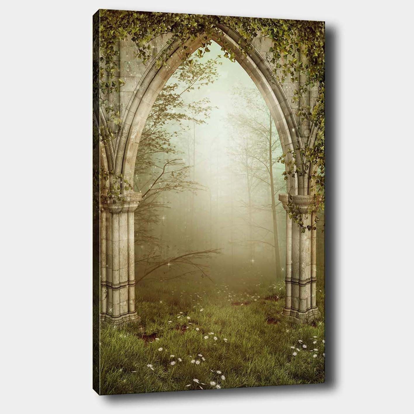 Canvastavla 70x100 cm - Gotisk portal omgiven av grönska och dimma i en mystisk skogsmiljö - Grå / Grön / Beige