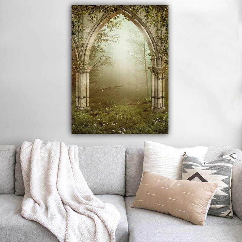 Canvastavla 70x100 cm - Gotisk portal omgiven av grönska och dimma i en mystisk skogsmiljö - Grå / Grön / Beige - Inredning - Tavlor & posters - Canvastavla