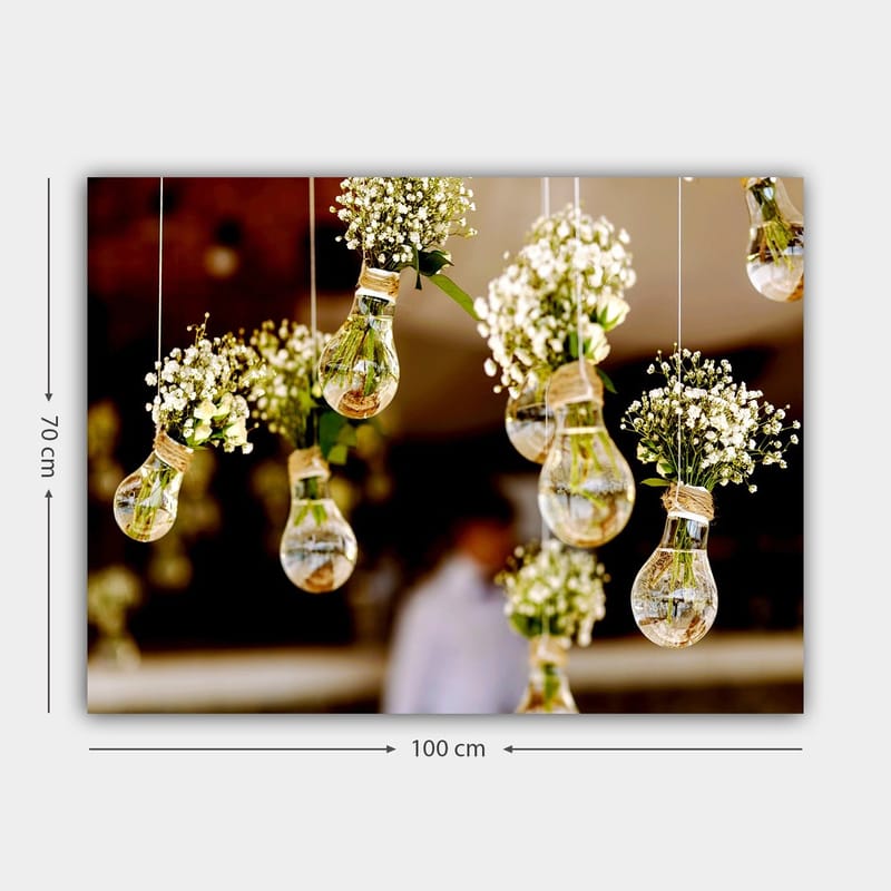 Canvastavla 70x100 cm - Hängande glödlampor med blommor som skapar en romantisk och kreativ atmosfär - Grön / Vit / Brun - Inredning - Tavlor & posters - Canvastavla