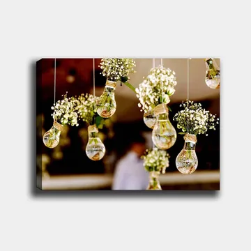 Canvastavla 70x100 cm - Hängande glödlampor med blommor som skapar en romantisk och kreativ atmosfär - Grön / Vit / Brun - Inredning - Tavlor & posters - Canvastavla