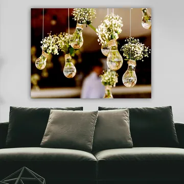 Canvastavla 70x100 cm - Hängande glödlampor med blommor som skapar en romantisk och kreativ atmosfär - Grön / Vit / Brun - Inredning - Tavlor & posters - Canvastavla