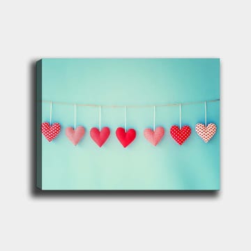 Canvastavla 70x100 cm - Hängande hjärtan i olika mönster och nyanser av röd färg - Röd / Ljusblå / Vit - Inredning - Tavlor & posters - Canvastavla