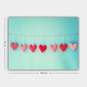 Canvastavla 70x100 cm - Hängande hjärtan i olika mönster och nyanser av röd färg - Röd / Ljusblå / Vit - Inredning - Tavlor & posters - Canvastavla