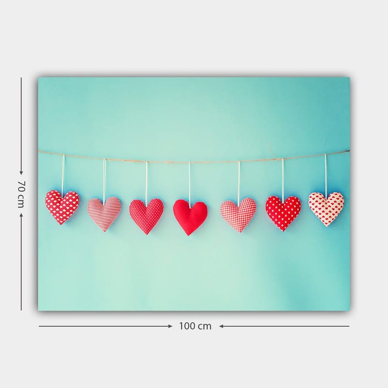 Canvastavla 70x100 cm - Hängande hjärtan i olika mönster och nyanser av röd färg - Röd / Ljusblå / Vit - Inredning - Tavlor & posters - Canvastavla