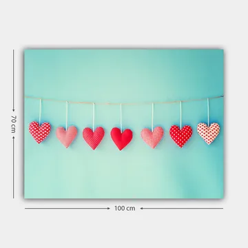 Canvastavla 70x100 cm - Hängande hjärtan i olika mönster och nyanser av röd färg - Röd / Ljusblå / Vit - Inredning - Tavlor & posters - Canvastavla