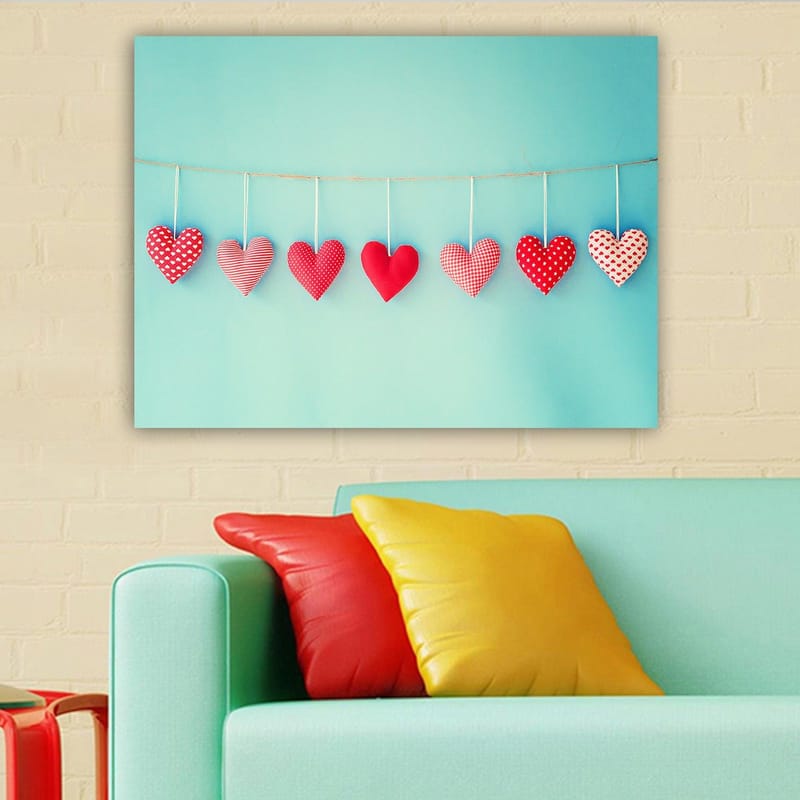 Canvastavla 70x100 cm - Hängande hjärtan i olika mönster och nyanser av röd färg - Röd / Ljusblå / Vit - Inredning - Tavlor & posters - Canvastavla