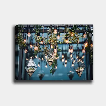 Canvastavla 70x100 cm - Hängande lampor och geometriska planteringskärl i en modern inredning - Grön / Svart / Guld - Inredning - Tavlor & posters - Canvastavla