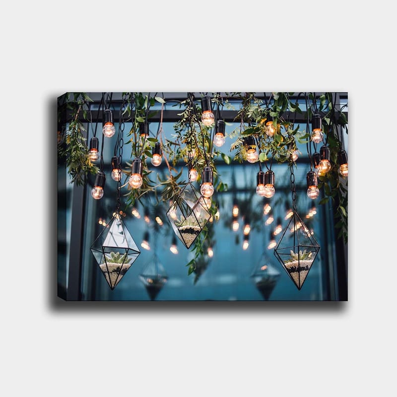 Canvastavla 70x100 cm - Hängande lampor och geometriska planteringskärl i en modern inredning - Grön / Svart / Guld - Inredning - Tavlor & posters - Canvastavla