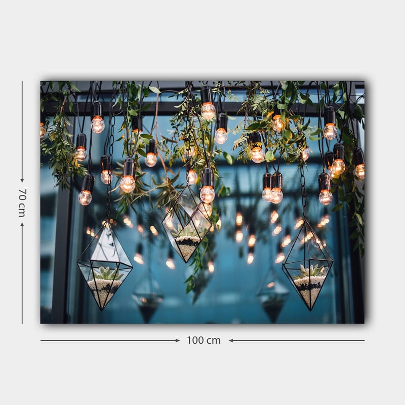 Canvastavla 70x100 cm - Hängande lampor och geometriska planteringskärl i en modern inredning - Grön / Svart / Guld - Inredning - Tavlor & posters - Canvastavla