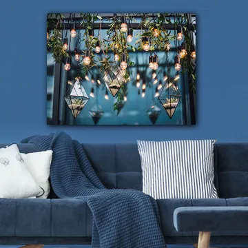 Canvastavla 70x100 cm - Hängande lampor och geometriska planteringskärl i en modern inredning - Grön / Svart / Guld - Inredning - Tavlor & posters - Canvastavla