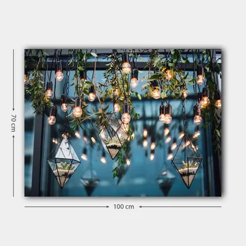 Canvastavla 70x100 cm - Hängande lampor och geometriska planteringskärl i en modern inredning - Grön / Svart / Guld - Inredning - Tavlor & posters - Canvastavla