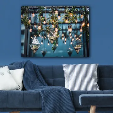 Canvastavla 70x100 cm - Hängande lampor och geometriska planteringskärl i en modern inredning - Grön / Svart / Guld - Inredning - Tavlor & posters - Canvastavla