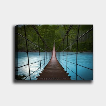 Canvastavla 70x100 cm - Hängbro som sträcker sig över en stilla, blå flod omgiven av grönskande träd - Mörkbrun / Turkos / Grön - Inredning - Tavlor & posters - Canvastavla
