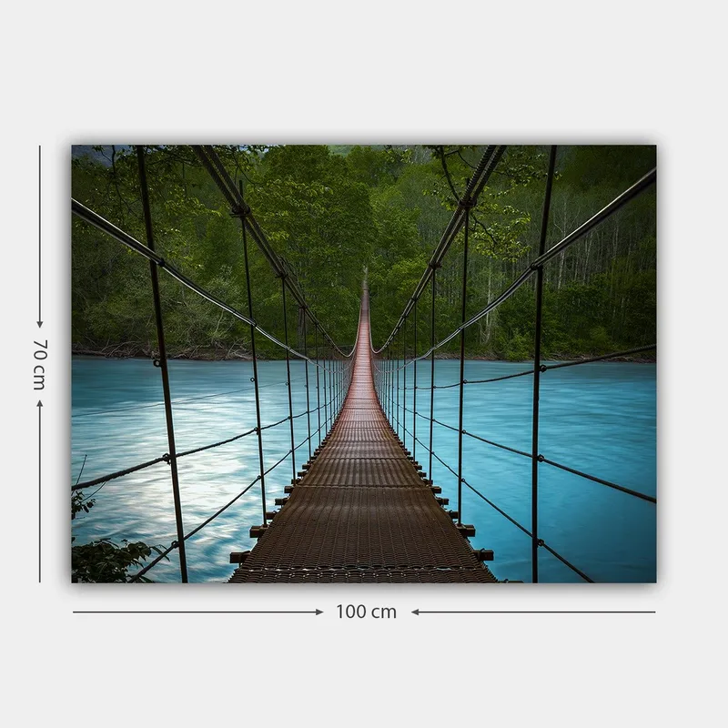 Canvastavla 70x100 cm - Hängbro som sträcker sig över en stilla, blå flod omgiven av grönskande träd - Mörkbrun / Turkos / Grön - Inredning - Tavlor & posters - Canvastavla