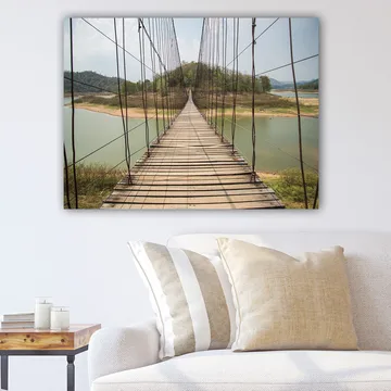 Canvastavla 70x100 cm - Hängbro som sträcker sig över en stilla sjö, omgiven av grönskande kullar - Grön / Brun / Beige - Inredning - Tavlor & posters - Canvastavla