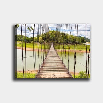Canvastavla 70x100 cm - Hängbro som sträcker sig över en stilla sjö, omgiven av grönskande landskap - Grön / Brun / Blå - Inredning - Tavlor & posters - Canvastavla