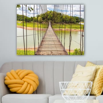 Canvastavla 70x100 cm - Hängbro som sträcker sig över en stilla sjö, omgiven av grönskande landskap - Grön / Brun / Blå - Inredning - Tavlor & posters - Canvastavla