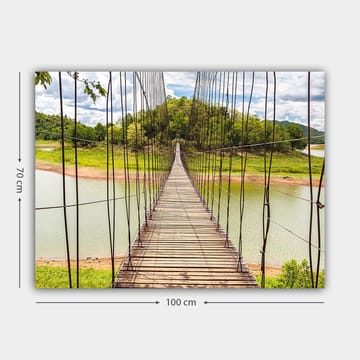 Canvastavla 70x100 cm - Hängbro som sträcker sig över en stilla sjö, omgiven av grönskande landskap - Grön / Brun / Blå - Inredning - Tavlor & posters - Canvastavla