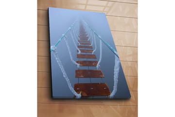 Canvastavla 70x100 cm - Hängbro som sträcker sig genom dimma, vilket skapar en mystisk och avlägsen känsla - Mörkbrun / Vit / Ljusblå - Inredning - Tavlor & posters - Canvastavla