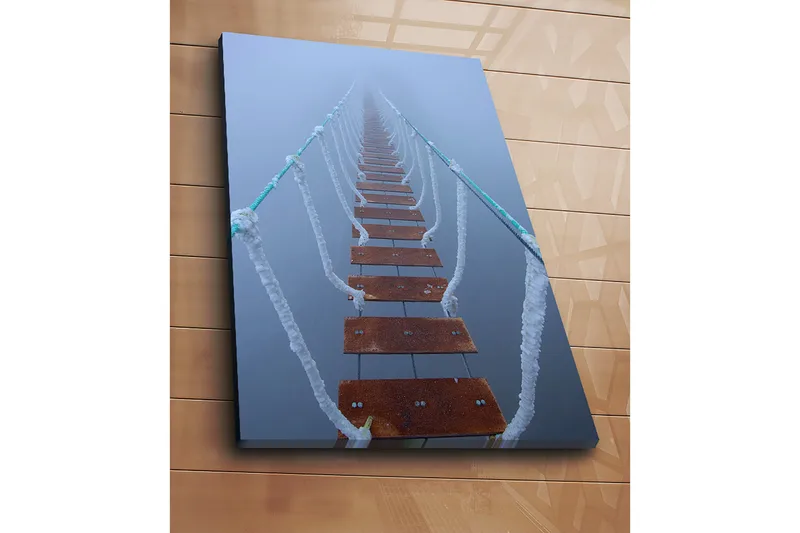 Canvastavla 70x100 cm - Hängbro som sträcker sig genom dimma, vilket skapar en mystisk och avlägsen känsla - Mörkbrun / Vit / Ljusblå - Inredning - Tavlor & posters - Canvastavla
