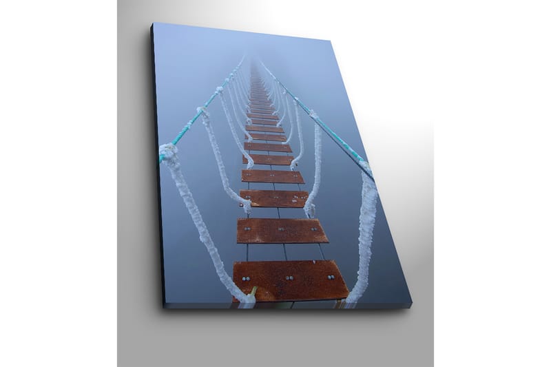 Canvastavla 70x100 cm - Hängbro som sträcker sig genom dimma, vilket skapar en mystisk och avlägsen känsla - Mörkbrun / Vit / Ljusblå - Inredning - Tavlor & posters - Canvastavla