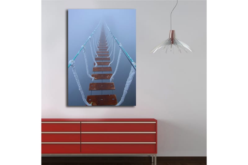 Canvastavla 70x100 cm - Hängbro som sträcker sig genom dimma, vilket skapar en mystisk och avlägsen känsla - Mörkbrun / Vit / Ljusblå - Inredning - Tavlor & posters - Canvastavla