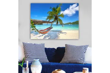 Canvastavla 70x100 cm - Hängmatta mellan palmer vid en tropisk strand med klart blått hav - Grön / Blå / Beige - Inredning - Tavlor & posters - Canvastavla