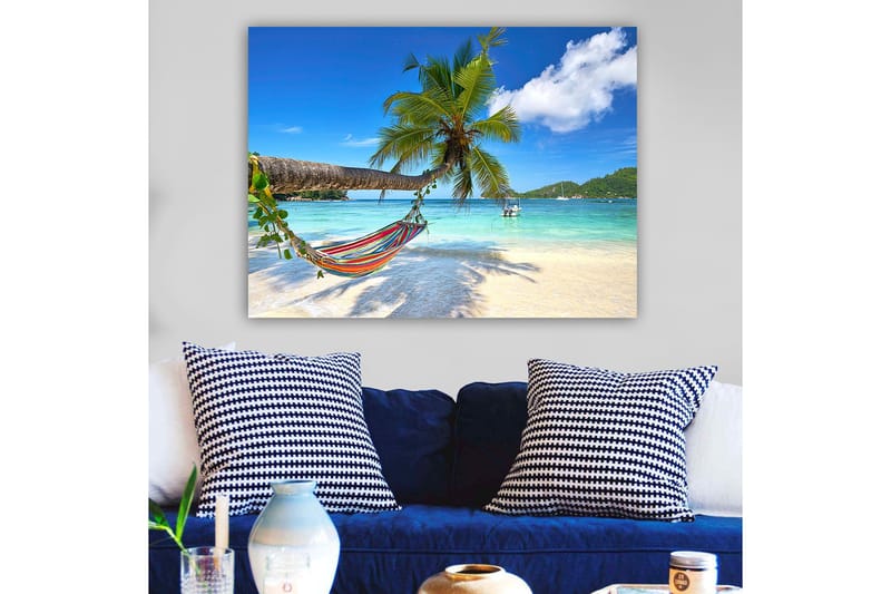 Canvastavla 70x100 cm - Hängmatta mellan palmer vid en tropisk strand med klart blått hav - Grön / Blå / Beige - Inredning - Tavlor & posters - Canvastavla