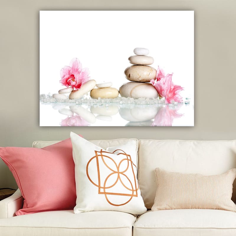 Canvastavla 70x100 cm - Harmonisk komposition av stenar och rosa blommor som symboliserar lugn och balans - Rosa / Beige / Vit - Inredning - Tavlor & posters - Canvastavla
