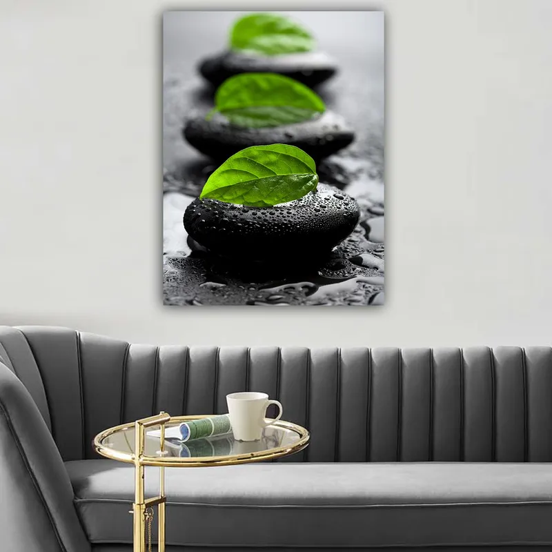 Canvastavla 70x100 cm - Harmonisk komposition av svarta stenar med gröna blad som symboliserar lugn och balans - Svart / Grön - Inredning - Tavlor & posters - Canvastavla