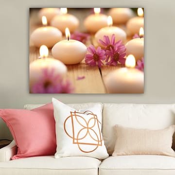 Canvastavla 70x100 cm - Harmonisk samling av tända ljus omgivna av rosa blommor - Ljusrosa / Vit / Beige - Inredning - Tavlor & posters - Canvastavla