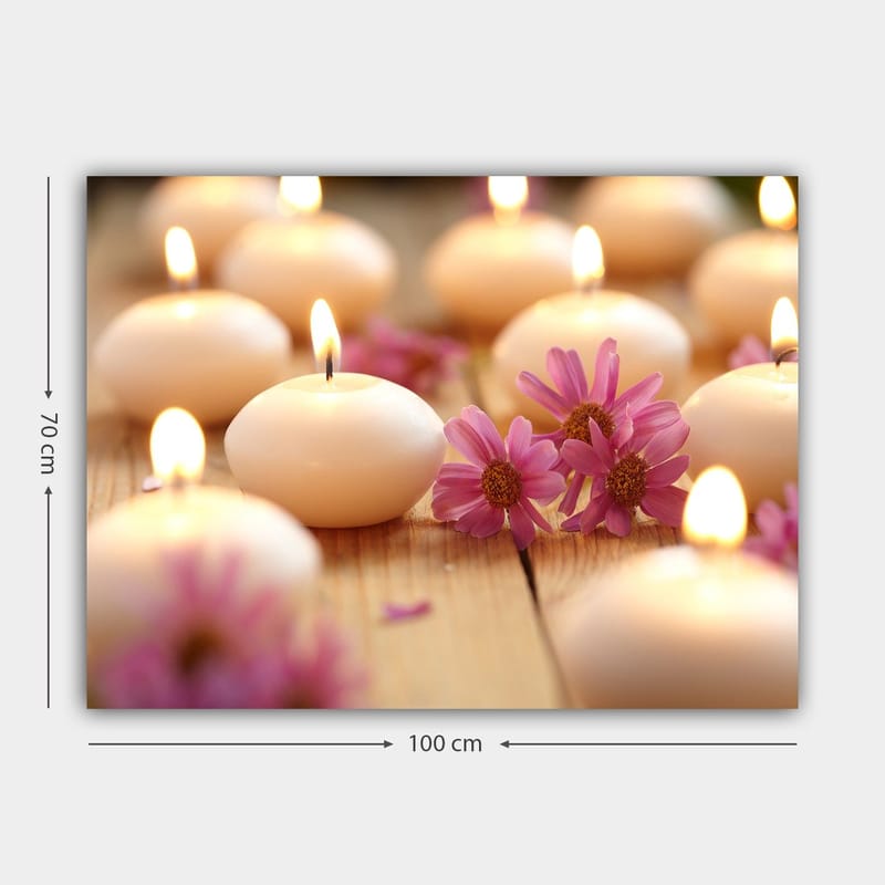 Canvastavla 70x100 cm - Harmonisk samling av tända ljus omgivna av rosa blommor - Ljusrosa / Vit / Beige - Inredning - Tavlor & posters - Canvastavla