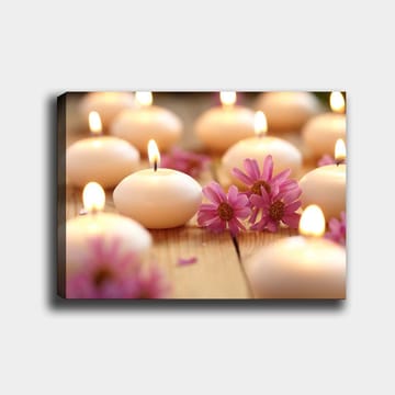 Canvastavla 70x100 cm - Harmonisk samling av tända ljus omgivna av rosa blommor - Ljusrosa / Vit / Beige - Inredning - Tavlor & posters - Canvastavla