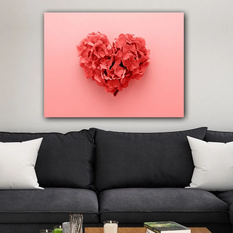Canvastavla 70x100 cm - Hjärtformad komposition av blommor i en romantisk och lekfull stil - Korallröd / Ljusrosa - Inredning - Tavlor & posters - Canvastavla