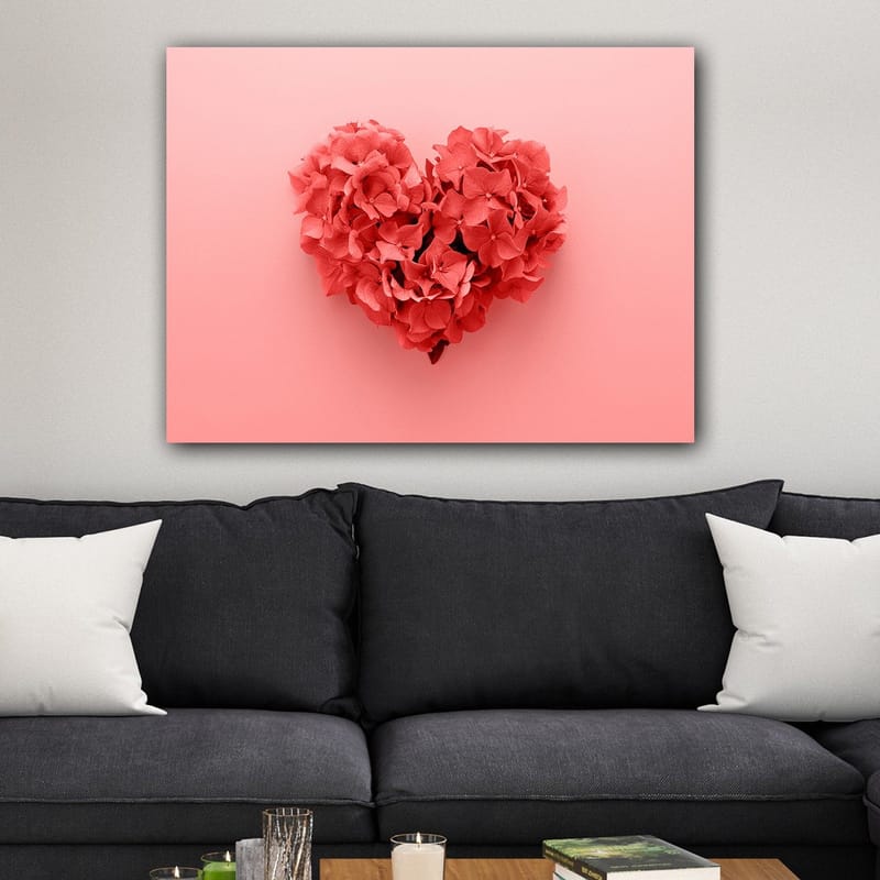 Canvastavla 70x100 cm - Hjärtformad komposition av blommor i en romantisk och lekfull stil - Korallröd / Ljusrosa - Inredning - Tavlor & posters - Canvastavla