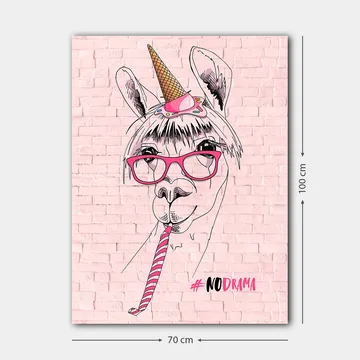 Canvastavla 70x100 cm - Humoristisk illustration av en lama med glasögon och en unicorn-hatt - Rosa / Svart / Vit - Inredning - Tavlor & posters - Canvastavla