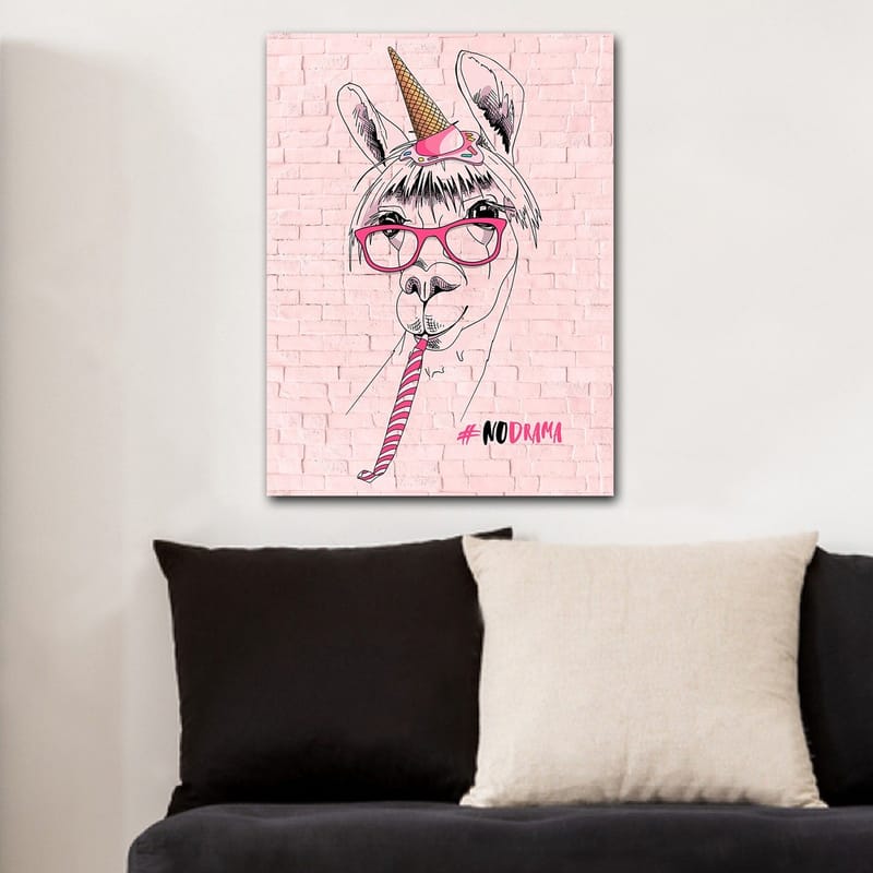 Canvastavla 70x100 cm - Humoristisk illustration av en lama med glasögon och en unicorn-hatt - Rosa / Svart / Vit - Inredning - Tavlor & posters - Canvastavla
