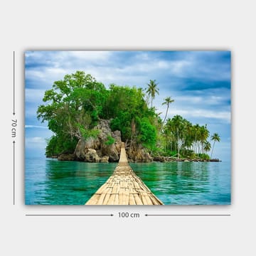Canvastavla 70x100 cm - Idyllisk ö med frodig grönska och en träbro som leder ut över det klara vattnet - Grön / Blå / Brun - Inredning - Tavlor & posters - Canvastavla