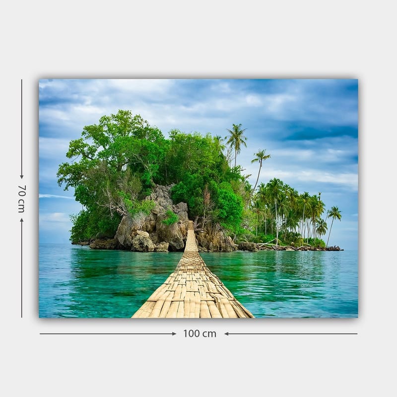 Canvastavla 70x100 cm - Idyllisk ö med frodig grönska och en träbro som leder ut över det klara vattnet - Grön / Blå / Brun - Inredning - Tavlor & posters - Canvastavla