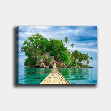 Canvastavla 70x100 cm - Idyllisk ö med frodig grönska och en träbro som leder ut över det klara vattnet - Grön / Blå / Brun - Inredning - Tavlor & posters - Canvastavla
