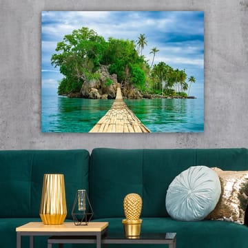 Canvastavla 70x100 cm - Idyllisk ö med frodig grönska och en träbro som leder ut över det klara vattnet - Grön / Blå / Brun - Inredning - Tavlor & posters - Canvastavla