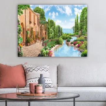 Canvastavla 70x100 cm - Idyllisk landsby med blommor, träd och en glittrande sjö i bakgrunden - Grön / Blå / Terrakotta - Inredning - Tavlor & posters - Canvastavla